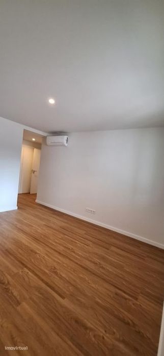 Apartamento T2 com jardim, Loures