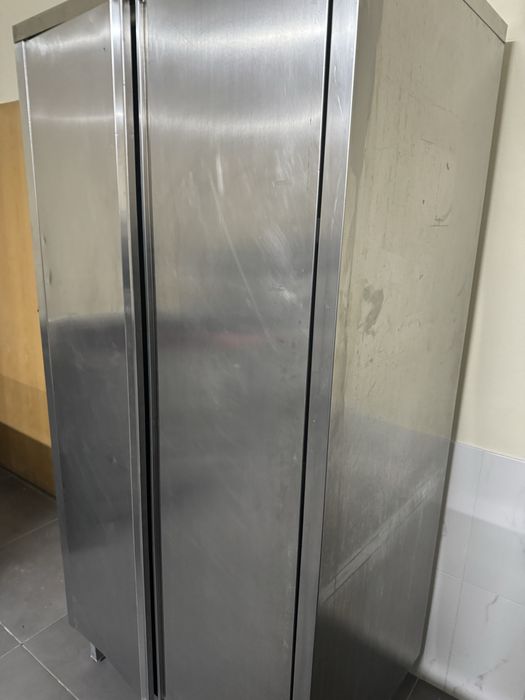 Louceiro em inox , armário completamente fechado