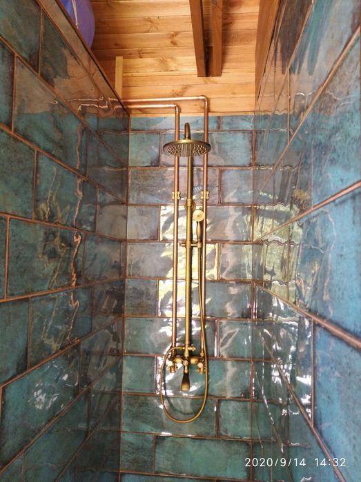 łazienki. kafelki. korytarze. schody. przedpokoje.