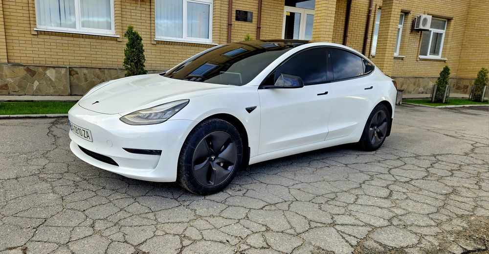 Продам tesla model 3