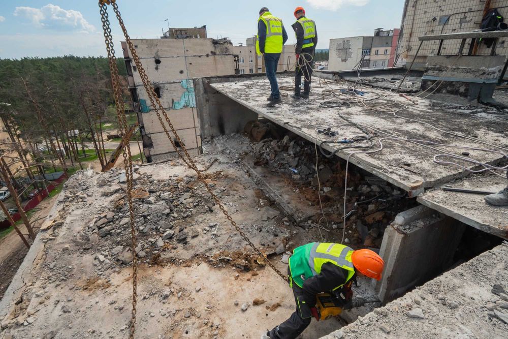 Демонтаж будинків, труб, фундаменту, ангару.Знесення і земельні роботи