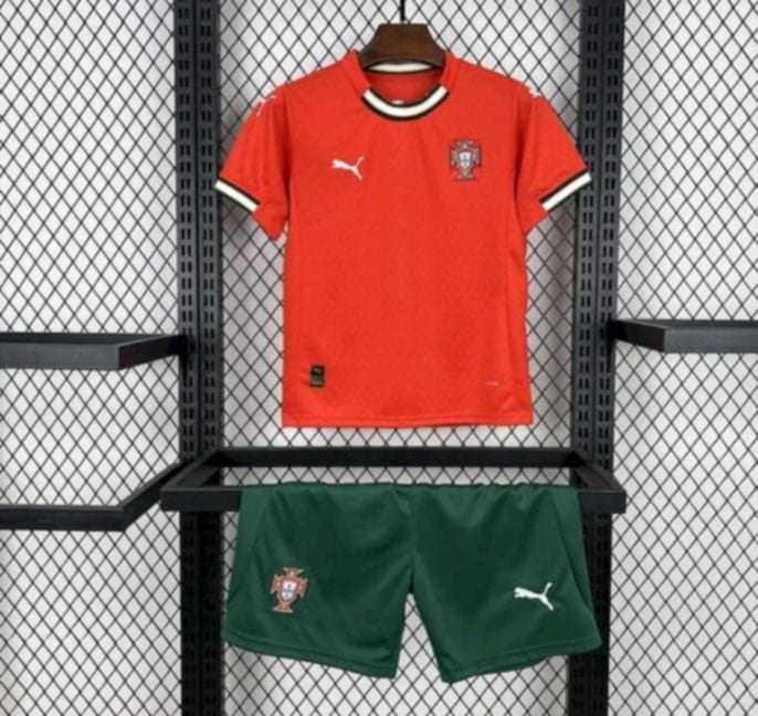 Camisola e conjuntos (calções e camisolas) da seleção portuguesa
