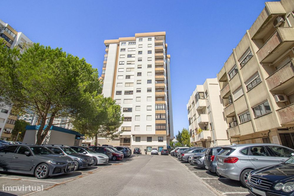 Apartamento T3+1 em Carnaxide