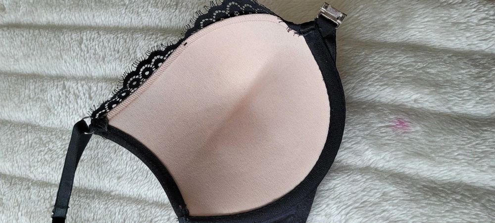 Czarny biustonosz push-up zapinany z przodu Hunkemöller,roz 75C