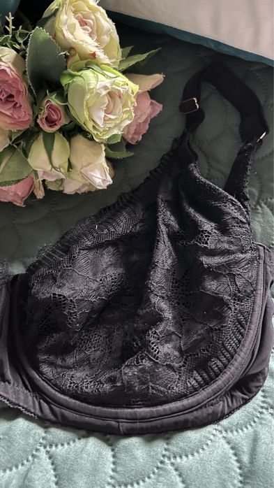 Czarny Biustonosz modelujący Charade 65J 30J