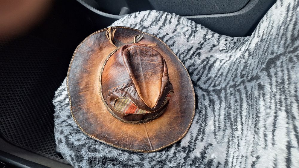 Кожаная ковбойска шляпа.