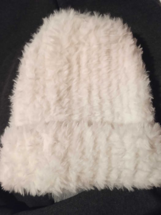 Czapka zimowa biała ciepła .Nowa.