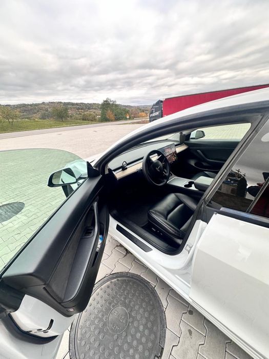 Tesla mоdel 3  2020 рік