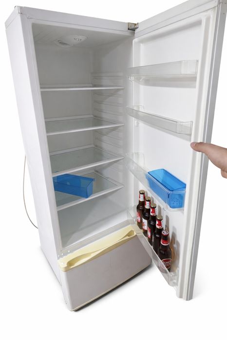 Vendo 2 frigoríficos e (1 placa elétrica 4 bocas) e 1 cama de casal