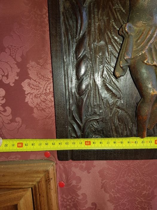 Cristo antigo em madeira em retábulo