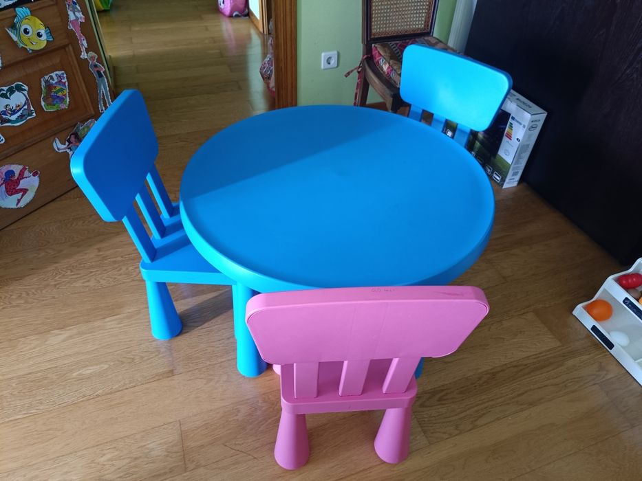 Mesa de criança e 3 cadeiras