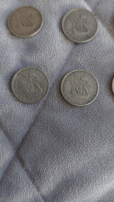 Moedas de 2 escudos e 50 de vários anos