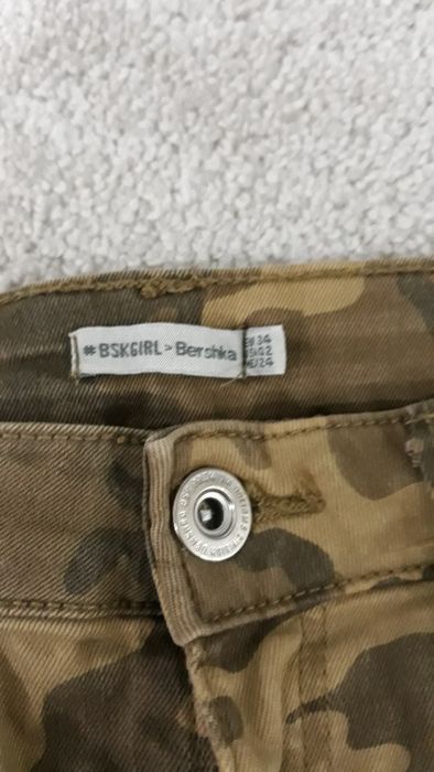Nie jeansowe Bershka rozmiar 34 Moro