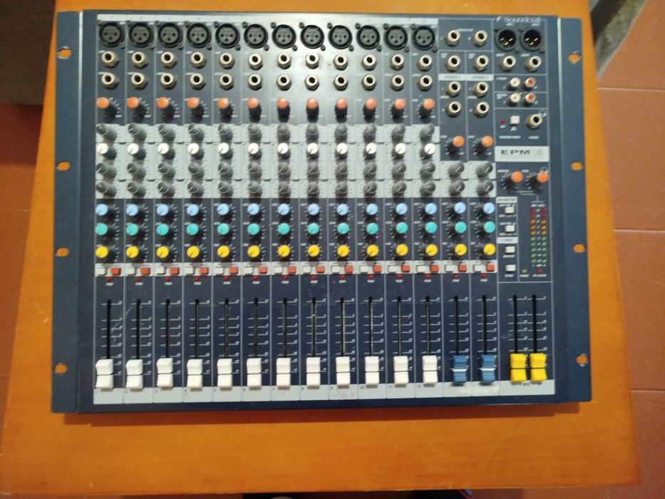 Mesa de som Soundcraft EPM12
