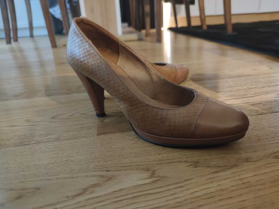 Camelowe skórzane buty na obcasie RYŁKO 38 1/2