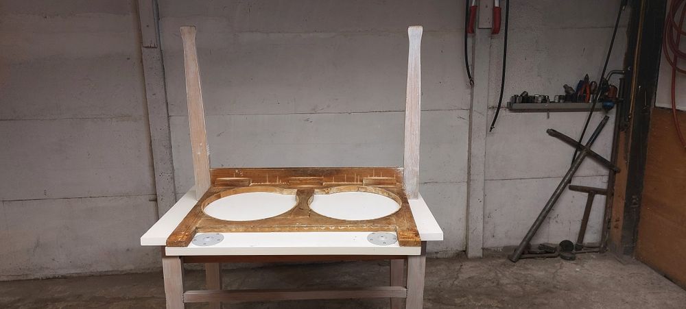 Stół kuchenny z szufladą na miski