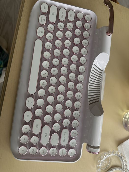 Ретро Bluetooth-клавіатура в ідеальному стані