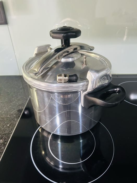 Panela de pressao Celar 6litros, usada 4 vezes