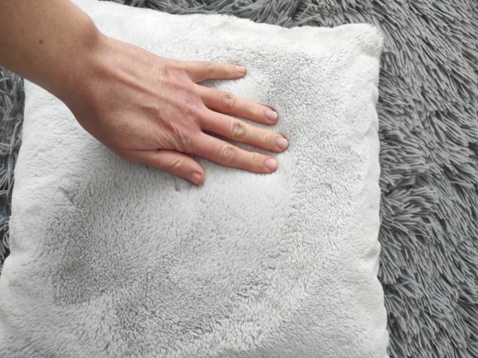 Poduszka szara pluszowa