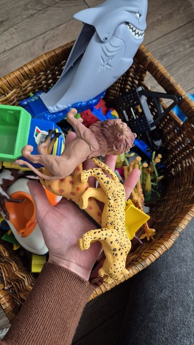 Продам цілу коробку іграшок !