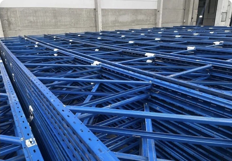 Grande stock de estantes metálicas rack