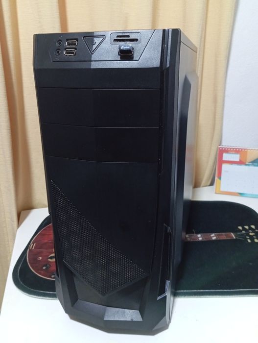 Desktop com caixa nux