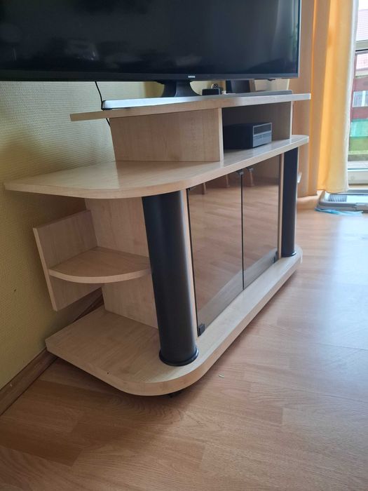 Szafka na kółkach pod telewizor