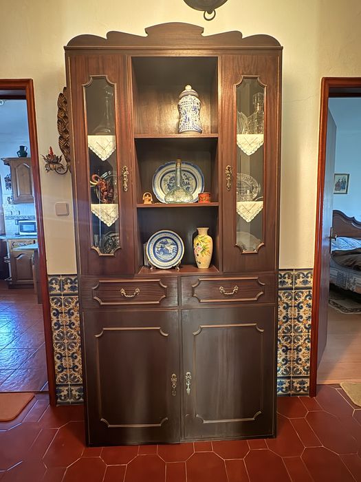 Movel com prateleiras e armario