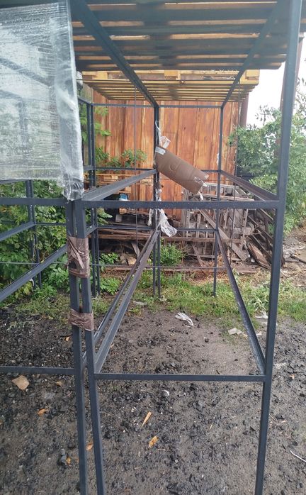 Металеві стелажі з полицями