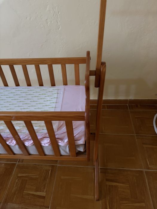 Berço de madeira para bebé