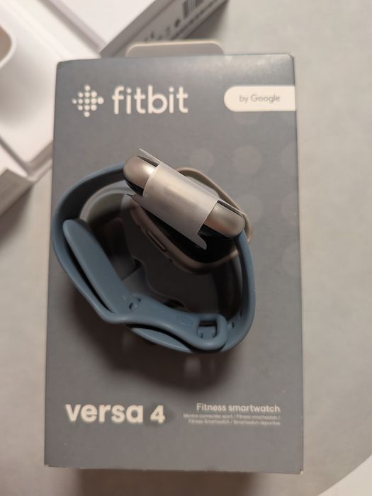 Nowy smartwach Fitbit Versa 4 – Pełen zestaw,