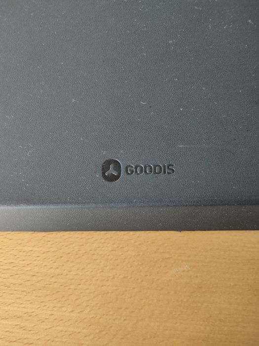 Teclado de tablet "Goodis" usado.