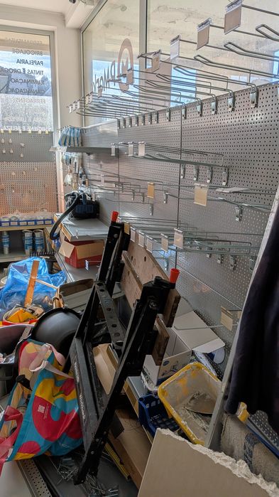 Prateleiras metálicas e acessórios