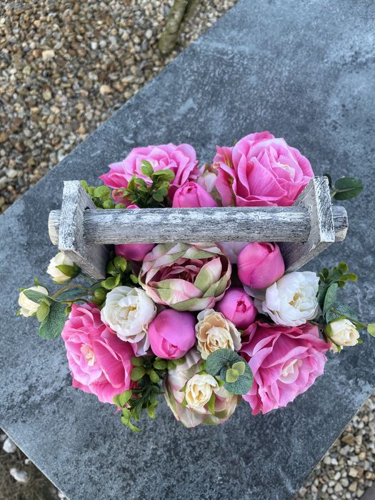 Kompozycja kwiatowa tulipany drewniana studzienka stroik na cmentarz