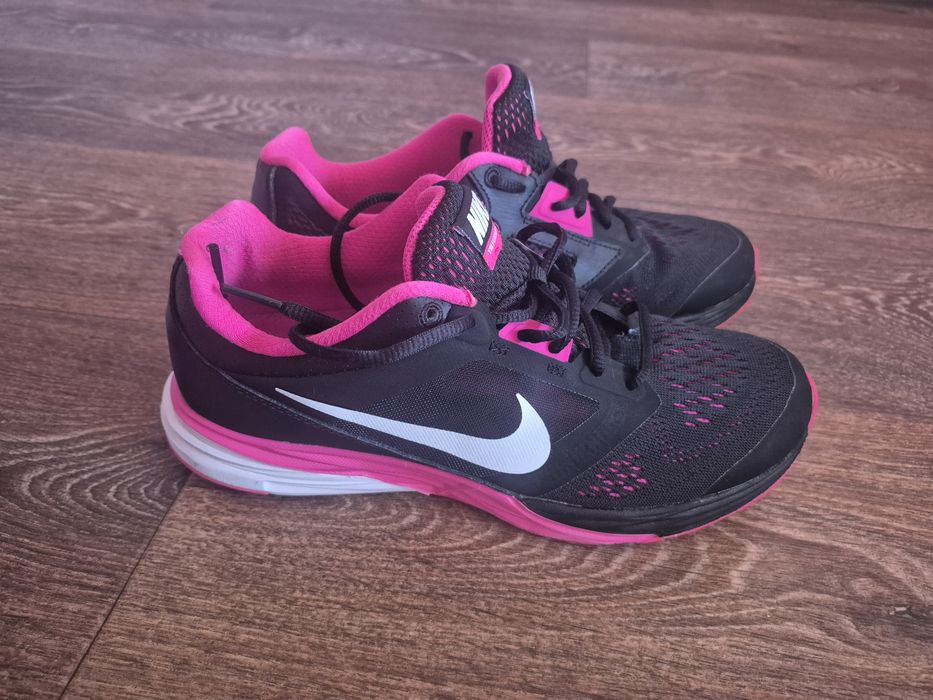 Кроссовки Nike 

Состояние: 10/10
Размер: 39 (25см)
Цена: 800 грн 

За