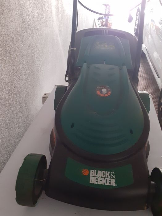 Corta relvas da marca Black & Decker