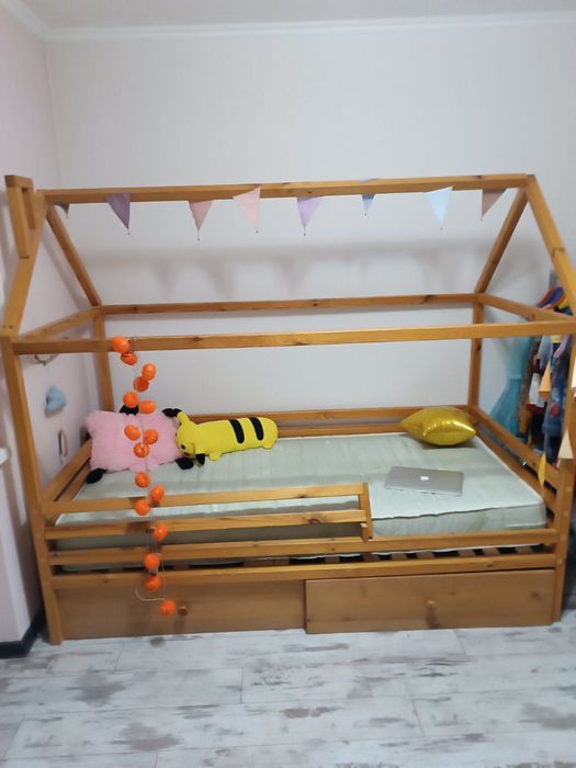 Дитяче ліжко-будиночок