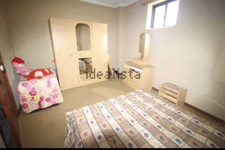Vendo Quarto de Casal, com cama completa, tem focos e música de rádio roupeiro, duas mesas de cabeceira e um roupeiro grande de casal