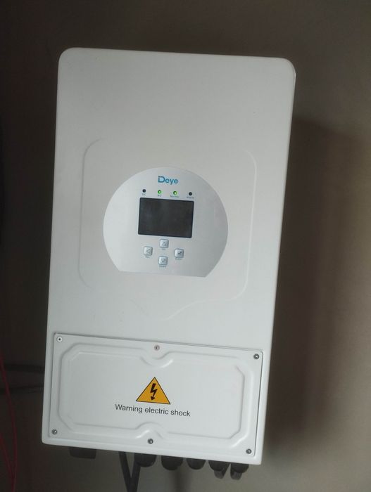 Монтаж сонячних панелей та інверторів.