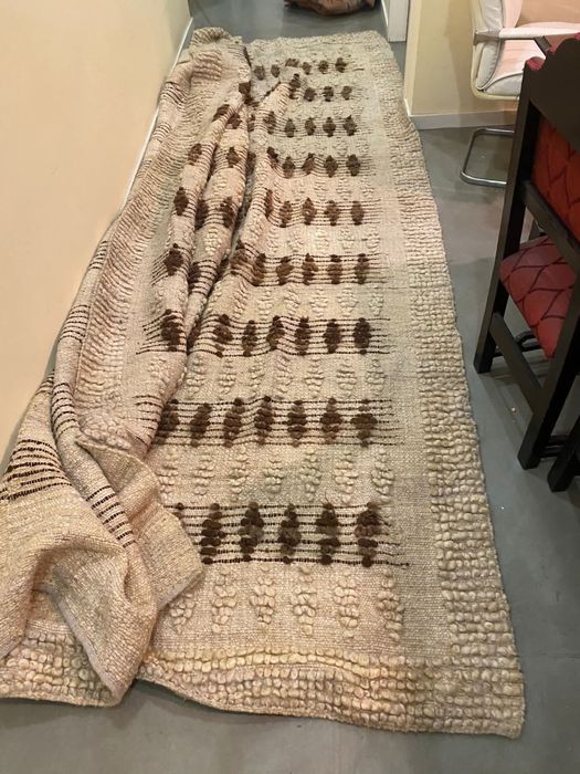 Vendo 3 carpetes artesanais de grandes dimenções  em lã compradas em feira de  artesanato.Uma delas  têm aproximadamente 4,5 metros de comprimento