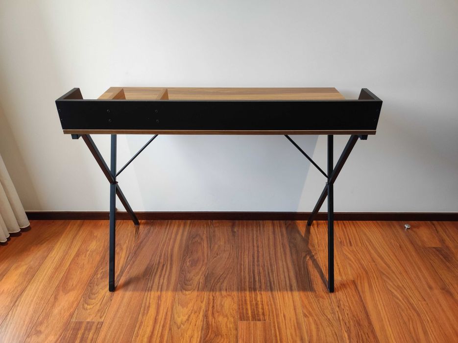 Secretária moderna – madeira e metal – 100x50x84cm