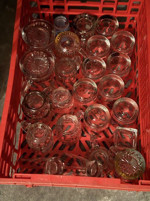 Canecas e copos variados