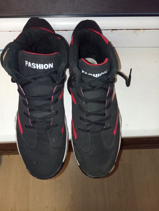 Продам кроссовки