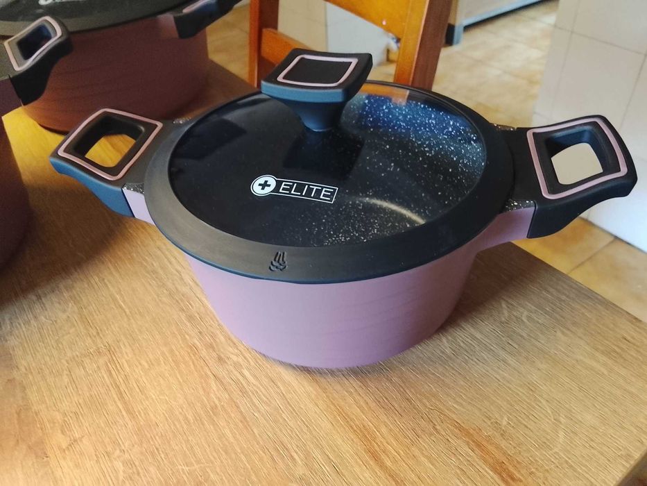 Super promoção na compra de um conjunto de panelas os utensílios de cozinha são oferta.