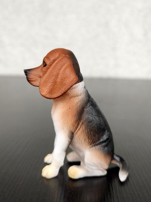 Figurka psa Beagle.