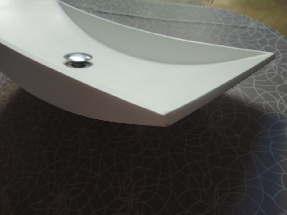 Lavatório branco cerâmico moderno usado