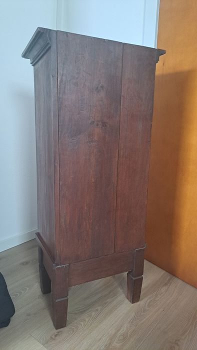 Móvel antigo com vidro canelado e gaveta