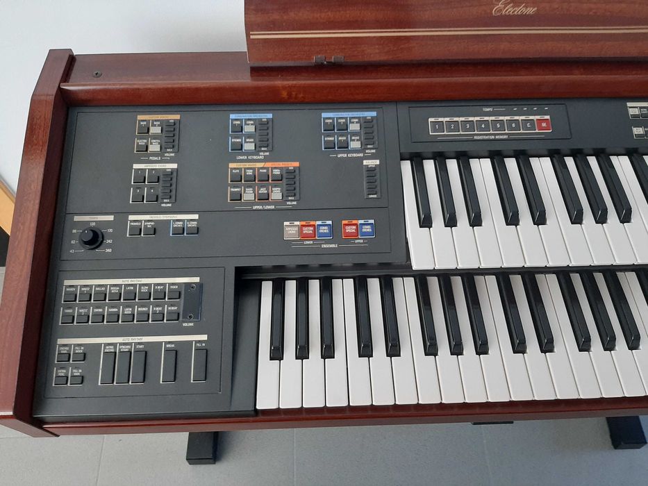 Orgão eletronico Yamaha MC200 com 2 teclados, em otpimo estado.