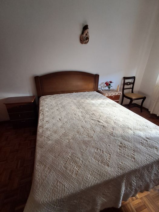 Quarto casal (cama /2 mesinhas/comoda)