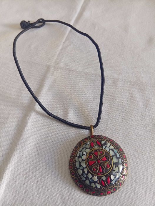 Colar de couro com pingente artesanal, colorido, tibetano